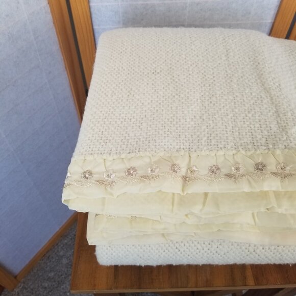 Vintage Yellow Waffle Weave Embroidered Floral Satin Trim Blanket - Picture 3 of 7